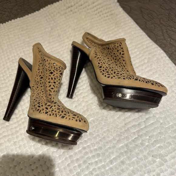 Brand new Elizabeth and James - Picture 3 of 3